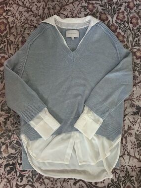 Brochu Walker Light Blue V-Neck Pullover with Cream Shirt Hem